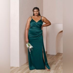 Revelry Rory Satin dress size 6 in color emerald green